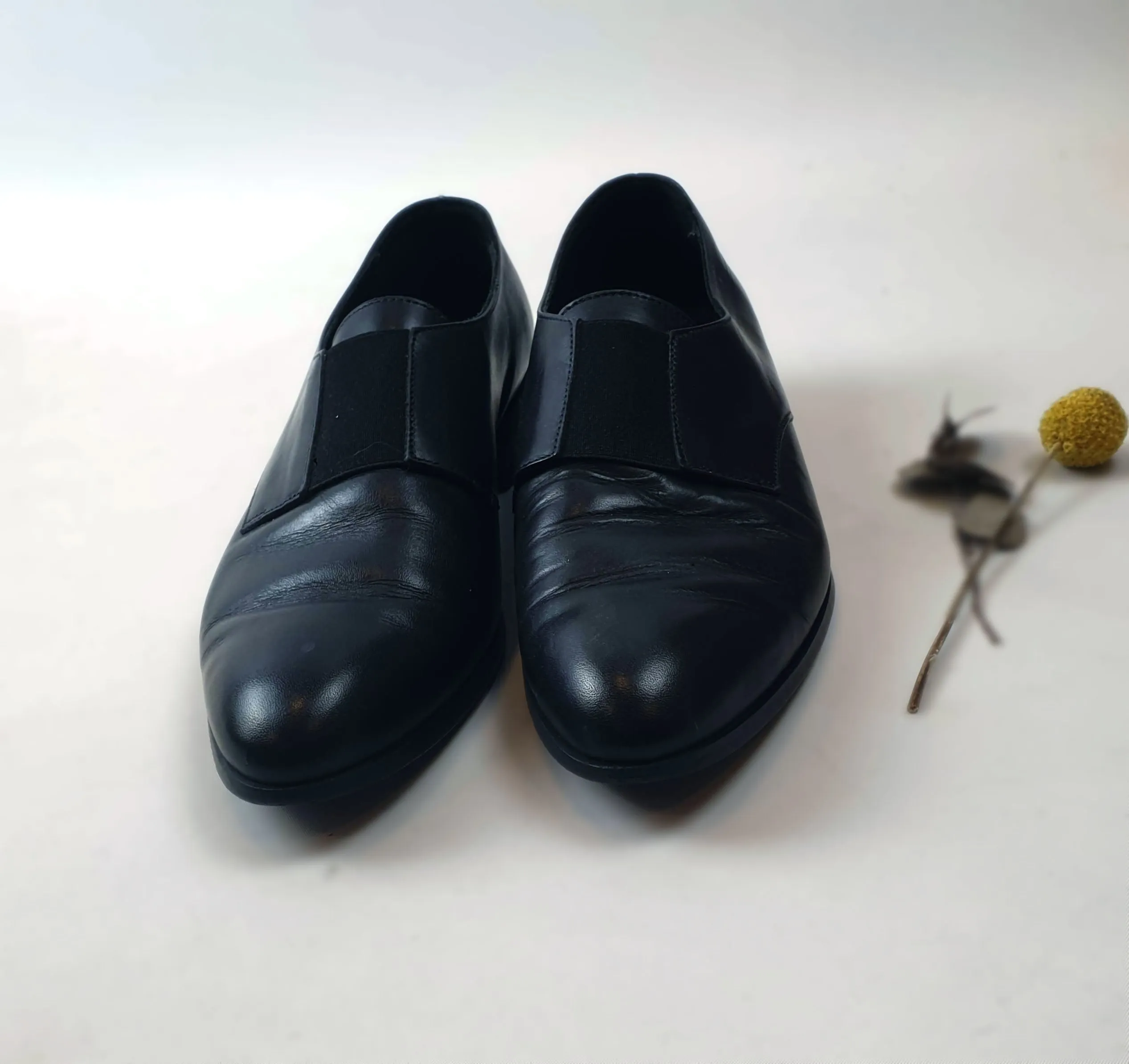 Country Road black leather flat shoes size 40