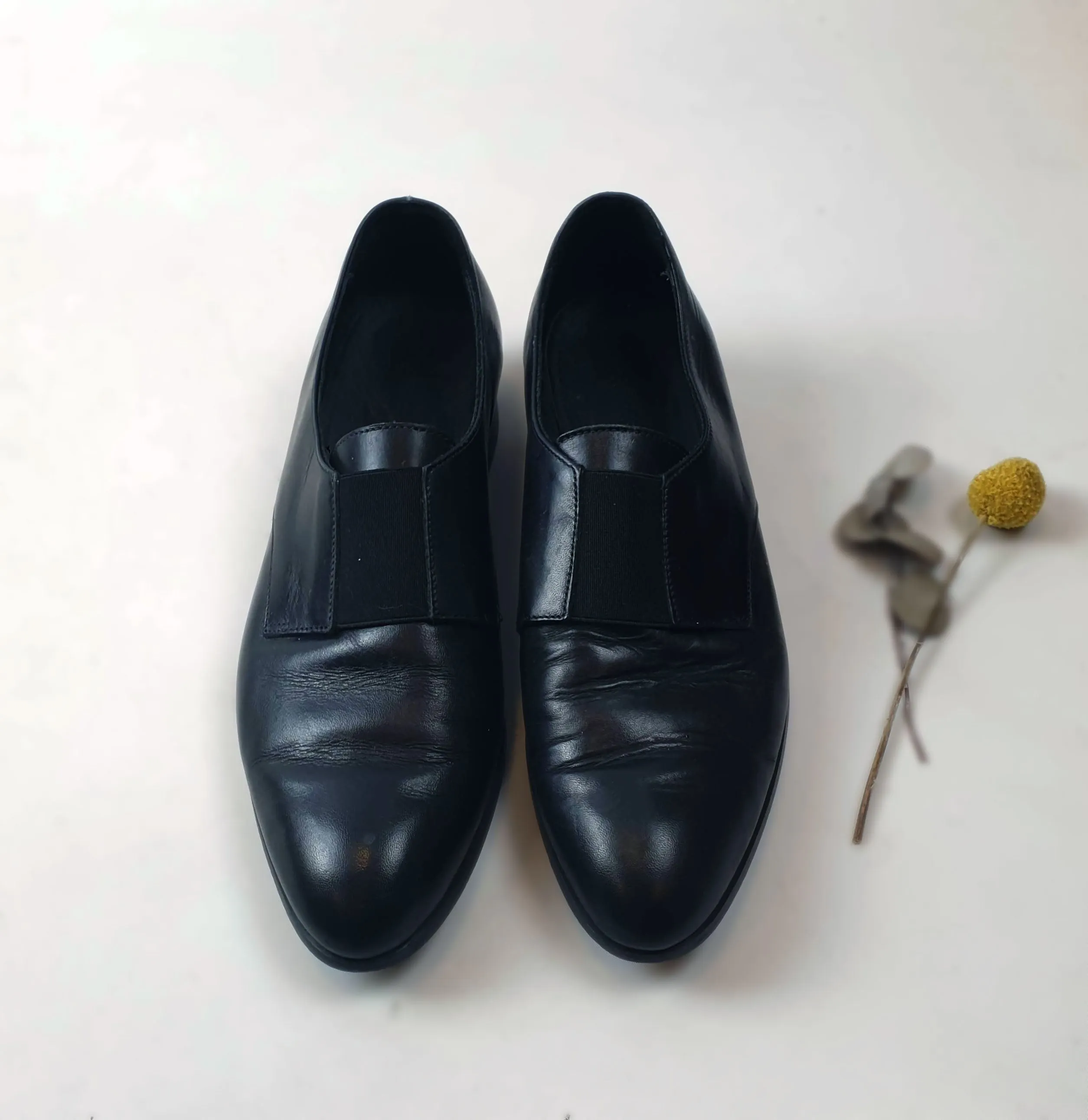 Country Road black leather flat shoes size 40