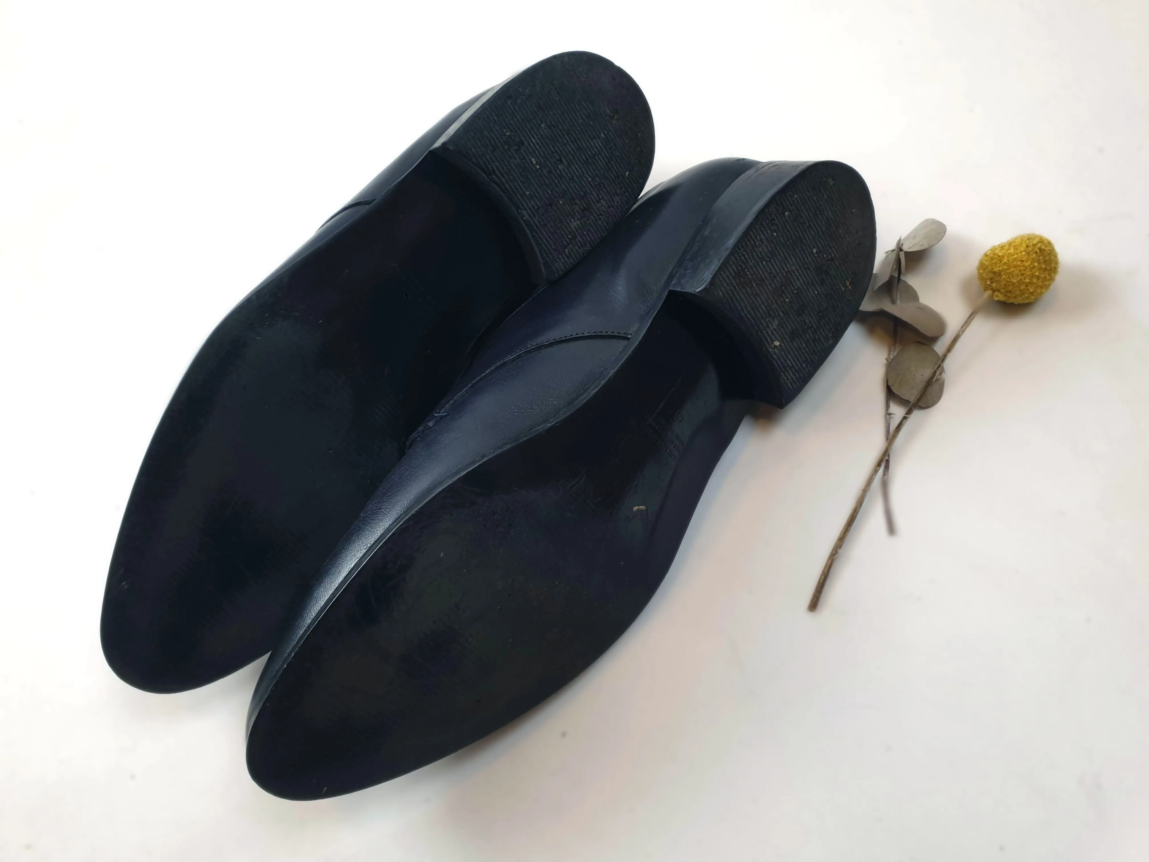Country Road black leather flat shoes size 40