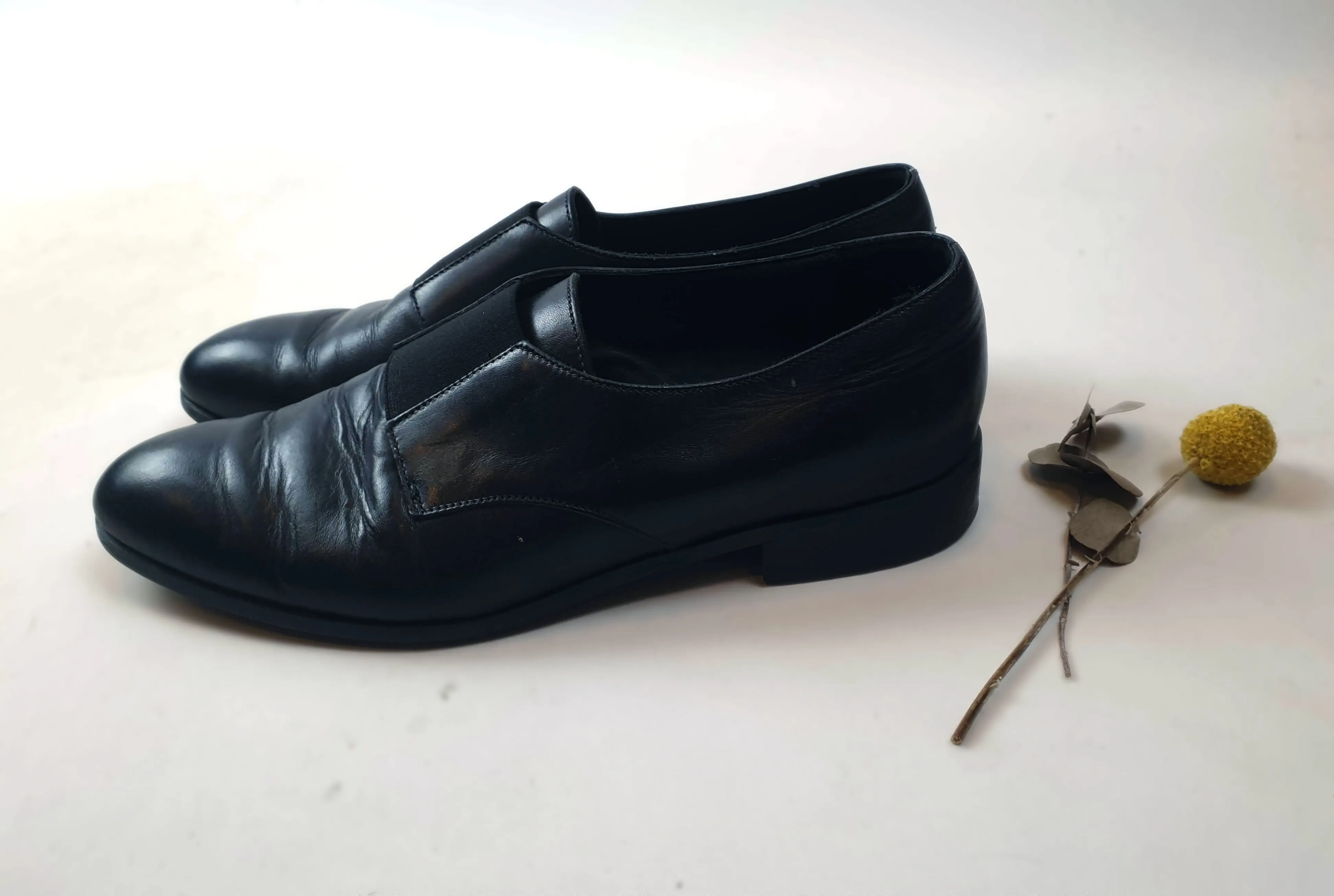 Country Road black leather flat shoes size 40