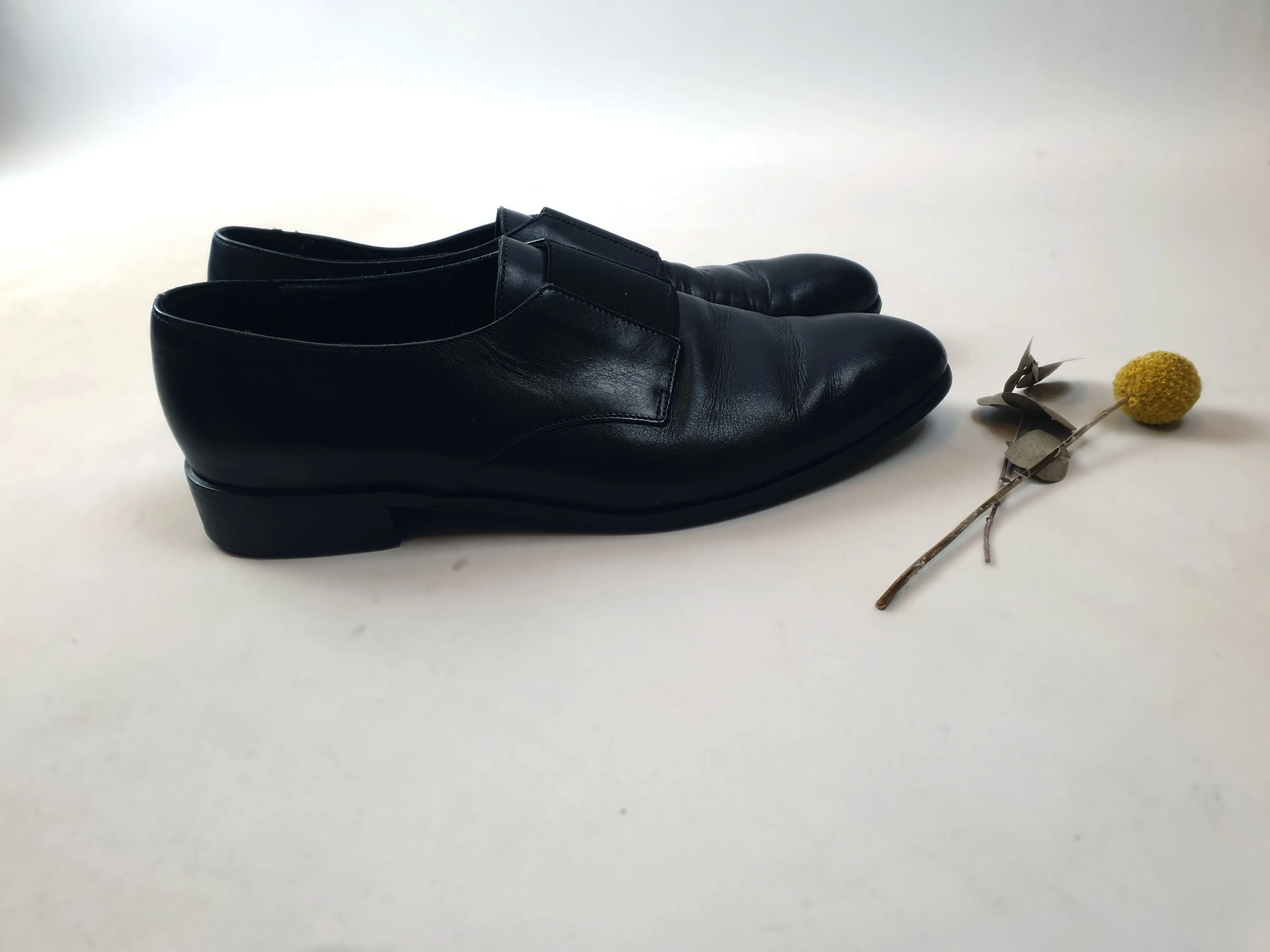 Country Road black leather flat shoes size 40