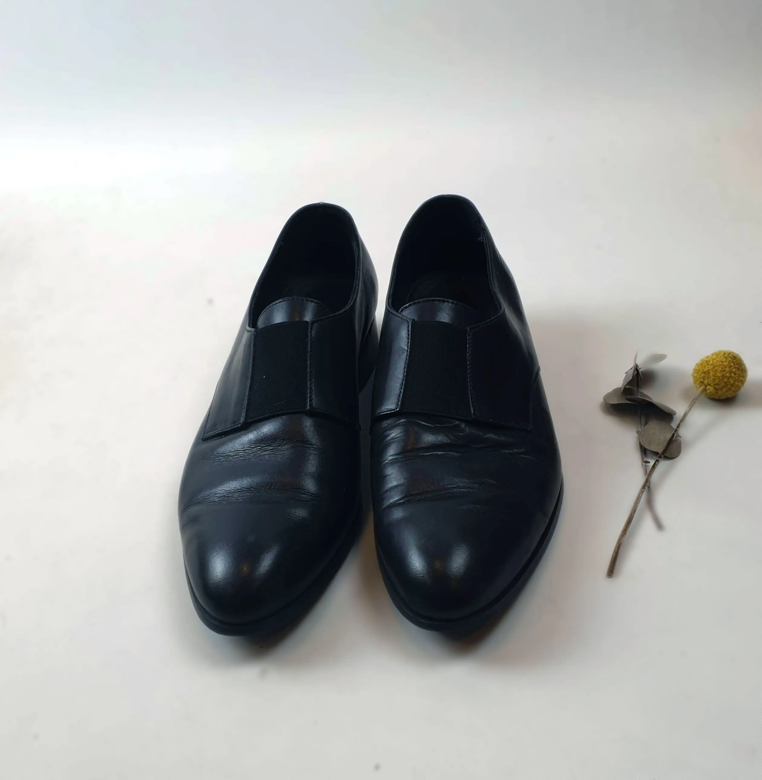 Country Road black leather flat shoes size 40