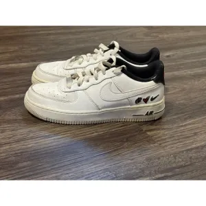 Nike Air Force Unisex Youth 1 '07 LV8 3 Peace Love Swoosh DM8154-100 Siz…