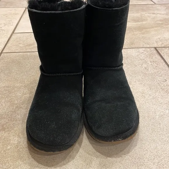 Ugg boots with bow size 3