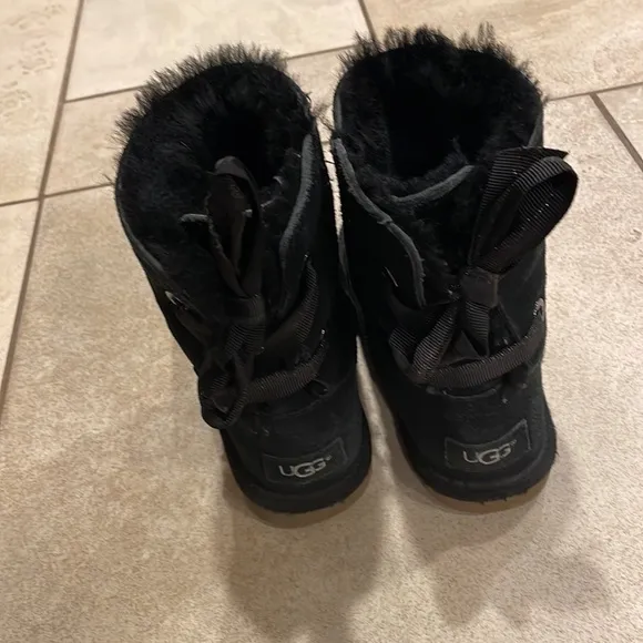 Ugg boots with bow size 3