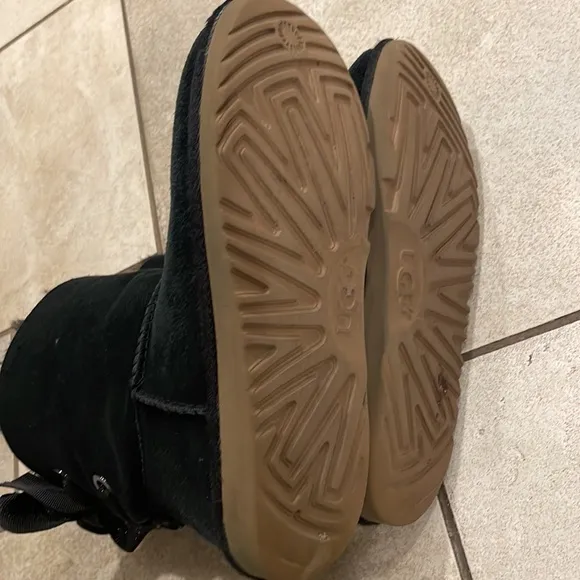 Ugg boots with bow size 3